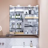 Kleine badkamerinspiratie met wastafelkastje in speciale kleur met geïntegreerde greep, spiegelkast met lampen, decoratieve spiegels met getinte glazenschap, witte visgraattegels geven een strakke en klassieke uitstraling.