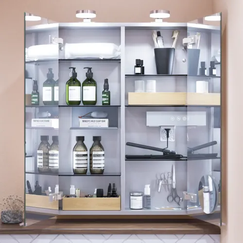Kleine badkamerinspiratie met wastafelkastje in speciale kleur met geïntegreerde greep, spiegelkast met lampen, decoratieve spiegels met getinte glazenschap, witte visgraattegels geven een strakke en klassieke uitstraling.