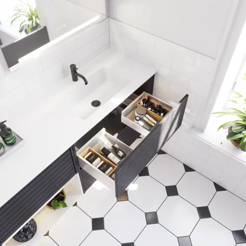 Grote badkamerinspiratie met badkamermeubels van zwart eikenhout met elegante groeven, stijlvolle dubbele wastafel, vierkante spiegels, witte tegels met geometrisch patroon geven een lichte, symmetrische en klassieke uitstraling.