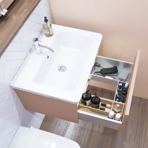 Kleine badkamerinspiratie met wastafelkastje in speciale kleur met geïntegreerde greep, spiegelkast met lampen, decoratieve spiegels met getinte glazenschap, witte visgraattegels geven een strakke en klassieke uitstraling.