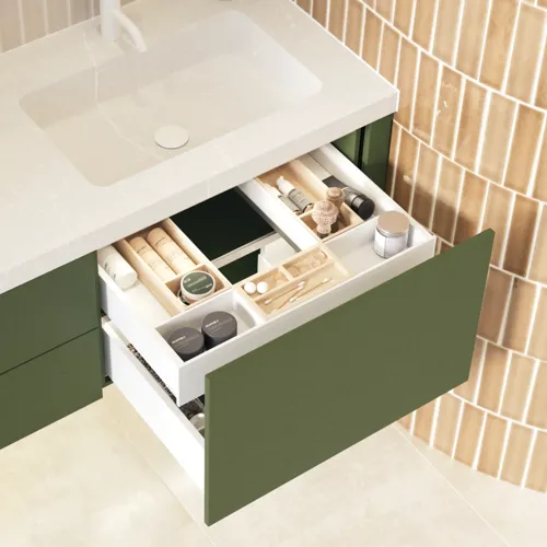 Grote en luxe badkamer met mooie ovale spiegels en mooie tegels in natuurlijke kleuren
