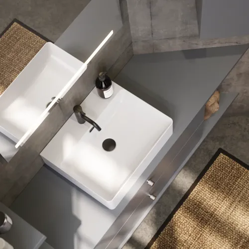 Badkamer met schuine muren inspiratie, grijze wastafelmeubel en bovenkast, op maat gemaakte aanrechtbladen, moderne vierkante opzetwastafel, vierkante spiegel met verlichting, ruwe betonnen muren en vloeren geven een stedelijke uitstraling