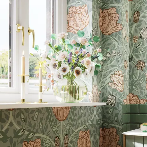Badkamerinspiratie met groene meubels in speciale kleur met zijden van natuurlijk eikenhout, elegante groeven, werkblad met ovale opzetwastafel, ovale spiegel en bloemenbehang geeft een sierlijke, retro uitstraling.