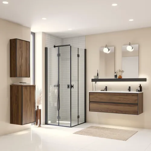 Inspiratie voor een grote badkamer met meubels van bruin eikenhout, zwarte framefronten, dubbele wastafel, zwarte plank, afgeronde spiegels, zwarte hoekdouche met vouwdeuren, witte tegels en beige muren
