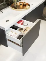 Elegante en moderne badkamer inspiratie met donkere marmeren muren, ronde verlichte spiegels met zwarte rand, wandgemonteerde wastafelkast met dubbele wastafel en een ruime douchehoek