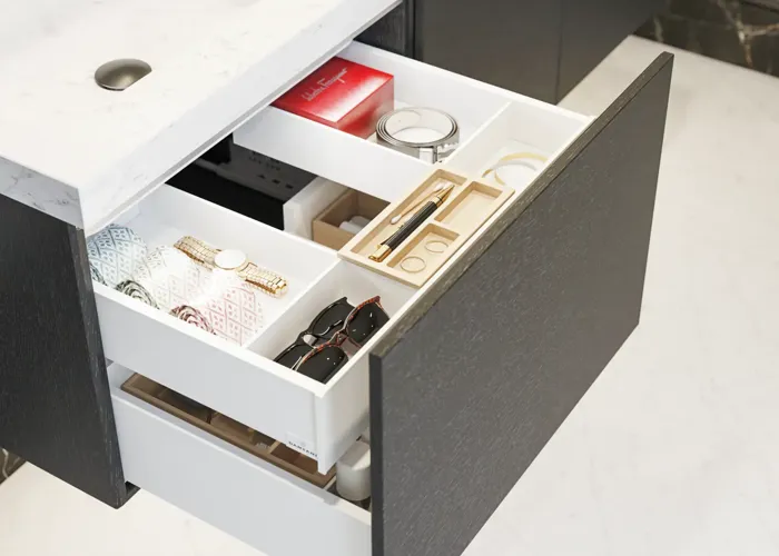 Elegante en moderne badkamer inspiratie met donkere marmeren muren, ronde verlichte spiegels met zwarte rand, wandgemonteerde wastafelkast met dubbele wastafel en een ruime douchehoek