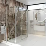Badkamerinspiratie met luxe douchecabine met schuifdeur, witte badkamermeubels en een muur met ruwe look die de badkamer een rauw en stedelijk gevoel geeft