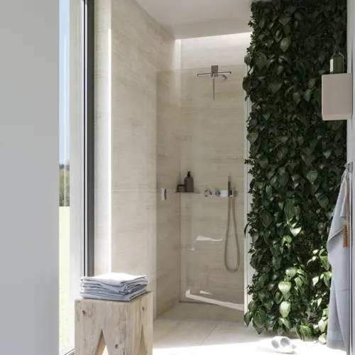 Badkamerinspiratie met een douchenis met draaideur in helder glas en met profielen in satijn, heerlijke accessoires die de uitstraling in de badkamer compleet maken