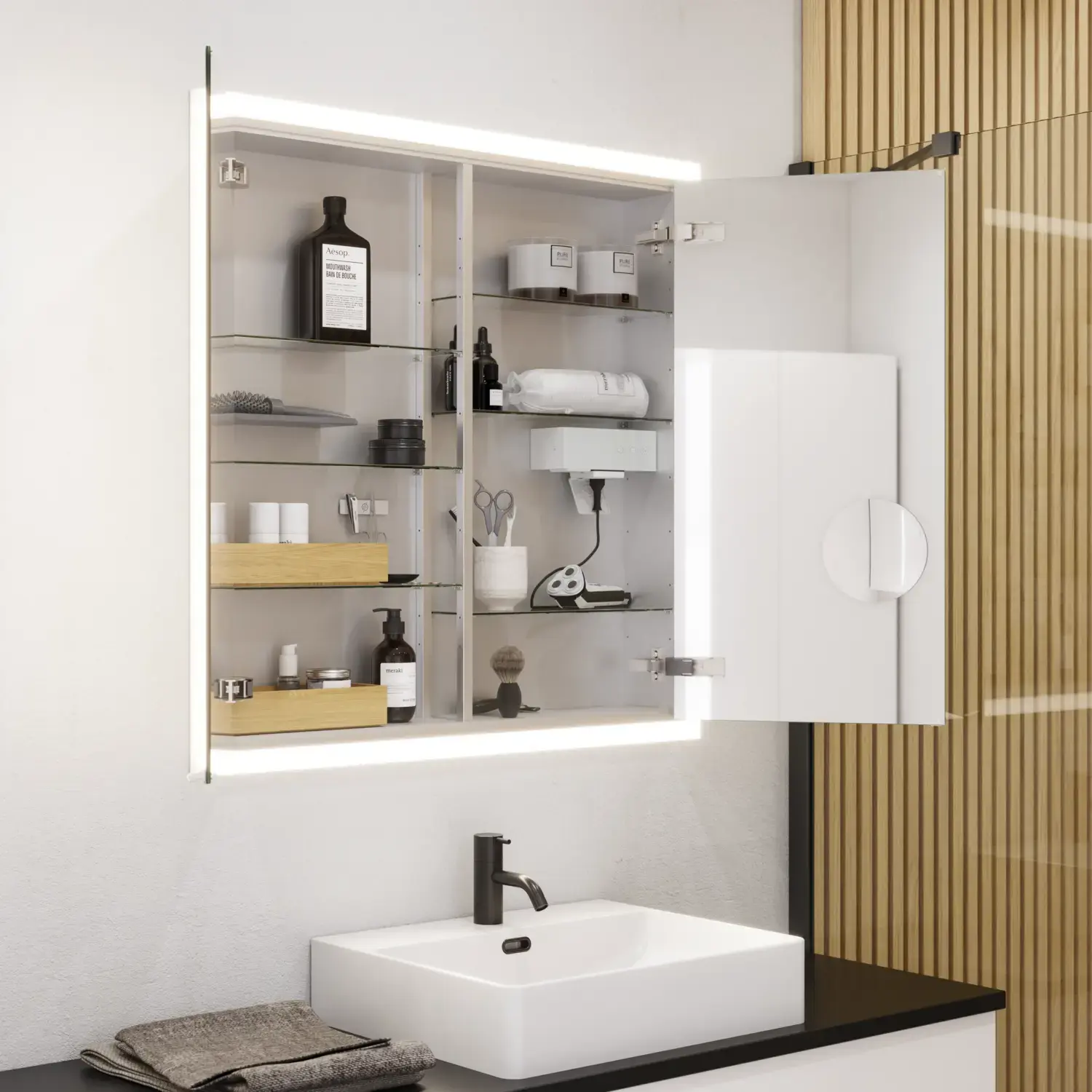 Grote badkamerinspiratie in moderne en minimalistische stijl met witte badkamermeubels en een elegant zwart aanrechtblad met vierkante vrijstaande wastafels, esthetische en praktische ingebouwde spiegelkasten met lichtrand en inloopdouche
