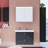 Grote badkamerinspiratie met badkamermeubels in Black Structure met elegante wastafels en mooie spiegelkasten met geïntegreerde verlichting, terrazzovloer en rode muren en tegels voor een moderne look.