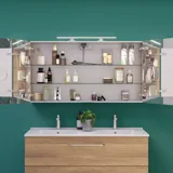 Grote badkamerinspiratie met een badmeubel in Warm Eiken, elegante dubbele wastafel, mooie spiegelkast en douchescherm, groene visgraattegels voor een geraffineerde look