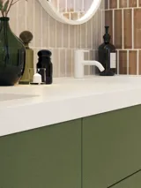 Grote en luxe badkamer met mooie ovale spiegels en mooie tegels in natuurlijke kleuren