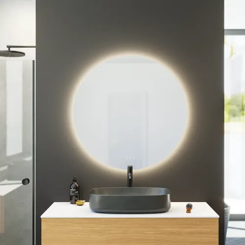 Minimalistische en stijlvolle badkamer inspiratie met wastafelmeubel, onderkasten en hoge kasten in gouden eik, grote ronde spiegel met lichtregeling, gekleurd toilet en vrijstaande wastafel