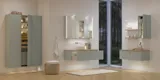 Grote badkamerinspiratie in Scandinavische stijl met badkamermeubels in lichtblauwe kleur en houten aanrechtblad met elegante opzetwastafel, visgraat houten vloer creëert een lichte en klassieke stijl