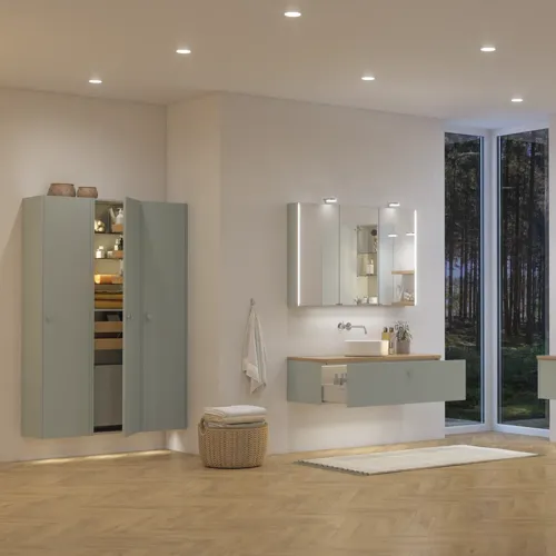 Grote badkamerinspiratie in Scandinavische stijl met badkamermeubels in lichtblauwe kleur en houten aanrechtblad met elegante opzetwastafel, visgraat houten vloer creëert een lichte en klassieke stijl