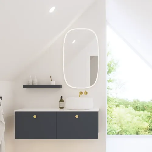 Elegante en moderne badkamer inspiratie met schuin plafond, wandgemonteerde blauwe wastafel- en onderkasten, ronde wastafel met messing kraan, verlichte spiegel en natuurlijk licht