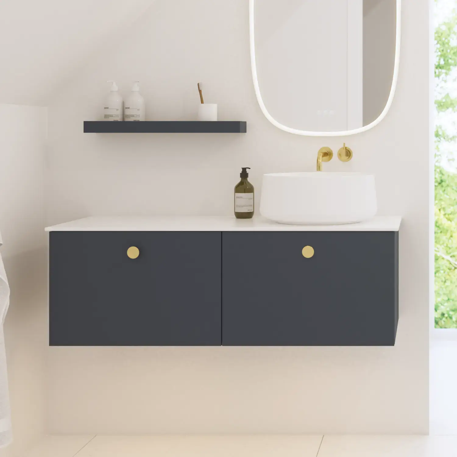 Elegante en moderne badkamer inspiratie met schuin plafond, wandgemonteerde blauwe wastafel- en onderkasten, ronde wastafel met messing kraan, verlichte spiegel en natuurlijk licht