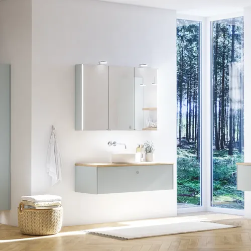 Grote badkamerinspiratie in Scandinavische stijl met badkamermeubels in lichtblauwe kleur en houten aanrechtblad met elegante opzetwastafel, visgraat houten vloer creëert een lichte en klassieke stijl