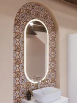 Grote badkamerinspiratie met witte meubels met ribbels, elegante aanrechtbladen en opzetwastafels, ovale spiegels met verlichting, zichtbare balken en patroontegels geven een vintage en stijlvol uiterlijk