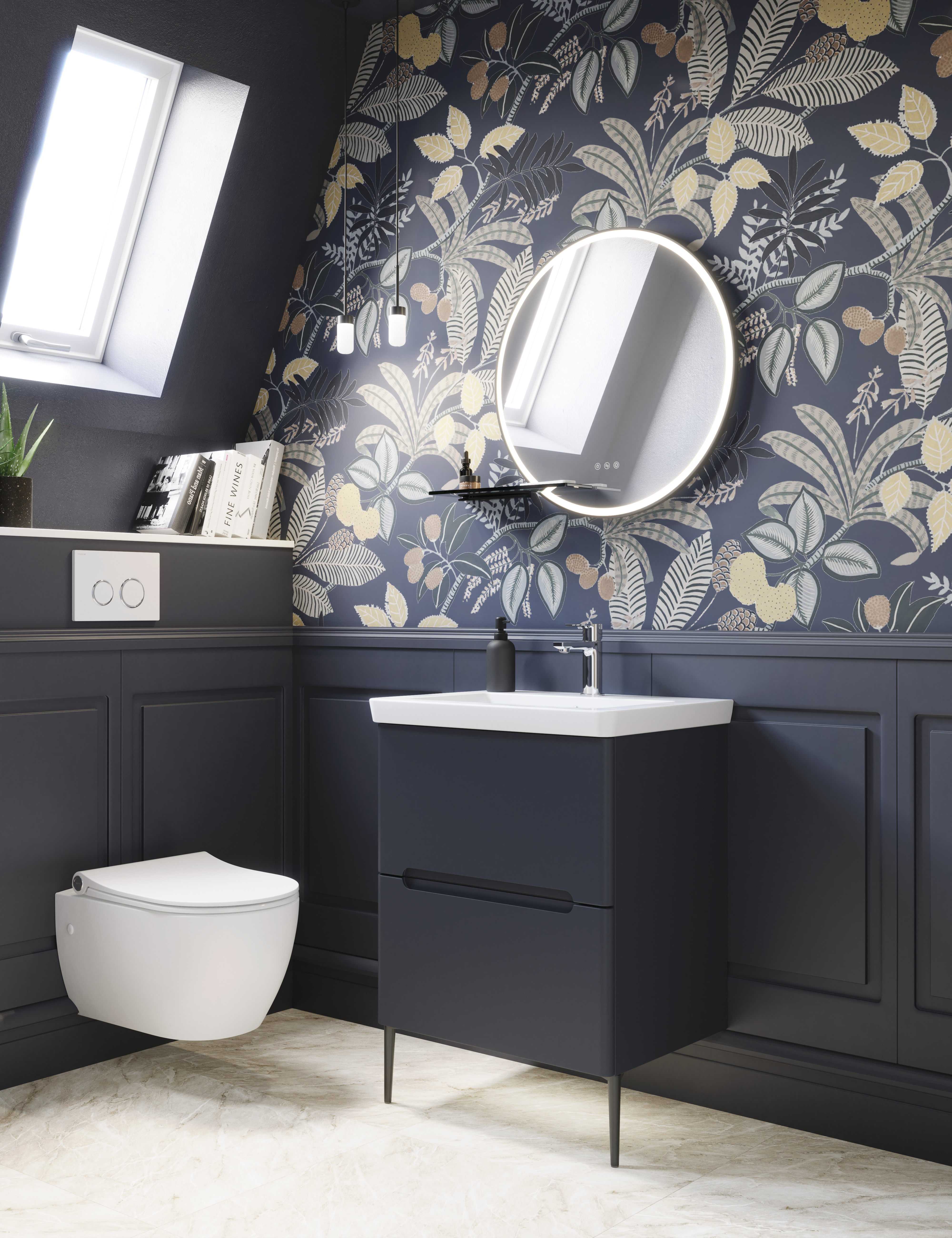 Badkamerinspiratie met donkerblauwe wandpanelen, romantisch bloemenbehang, donkerblauw wastafelmeubel met zachte vormen en een prachtige ronde spiegel met licht dat een vintage uitstraling creëert