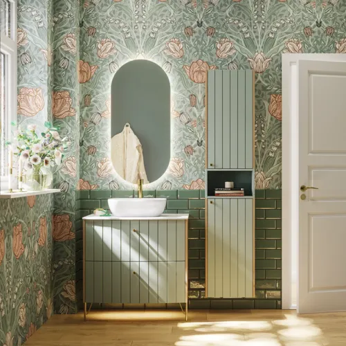 Badkamerinspiratie met groene meubels in speciale kleur met zijden van natuurlijk eikenhout, elegante groeven, werkblad met ovale opzetwastafel, ovale spiegel en bloemenbehang geeft een sierlijke, retro uitstraling.