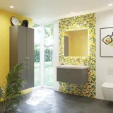 Badkamerinspiratie met badkamermeubels in mat grijs met elegante wastafel, mooie vierkante spiegel, grijze vloer en kleine tegels in verschillende tinten geel en groen, die met de gele muur een heldere en speelse uitdrukking geven.