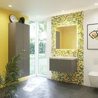 Badkamerinspiratie met badkamermeubels in mat grijs met elegante wastafel, mooie vierkante spiegel, grijze vloer en kleine tegels in verschillende tinten geel en groen, die met de gele muur een heldere en speelse uitdrukking geven.