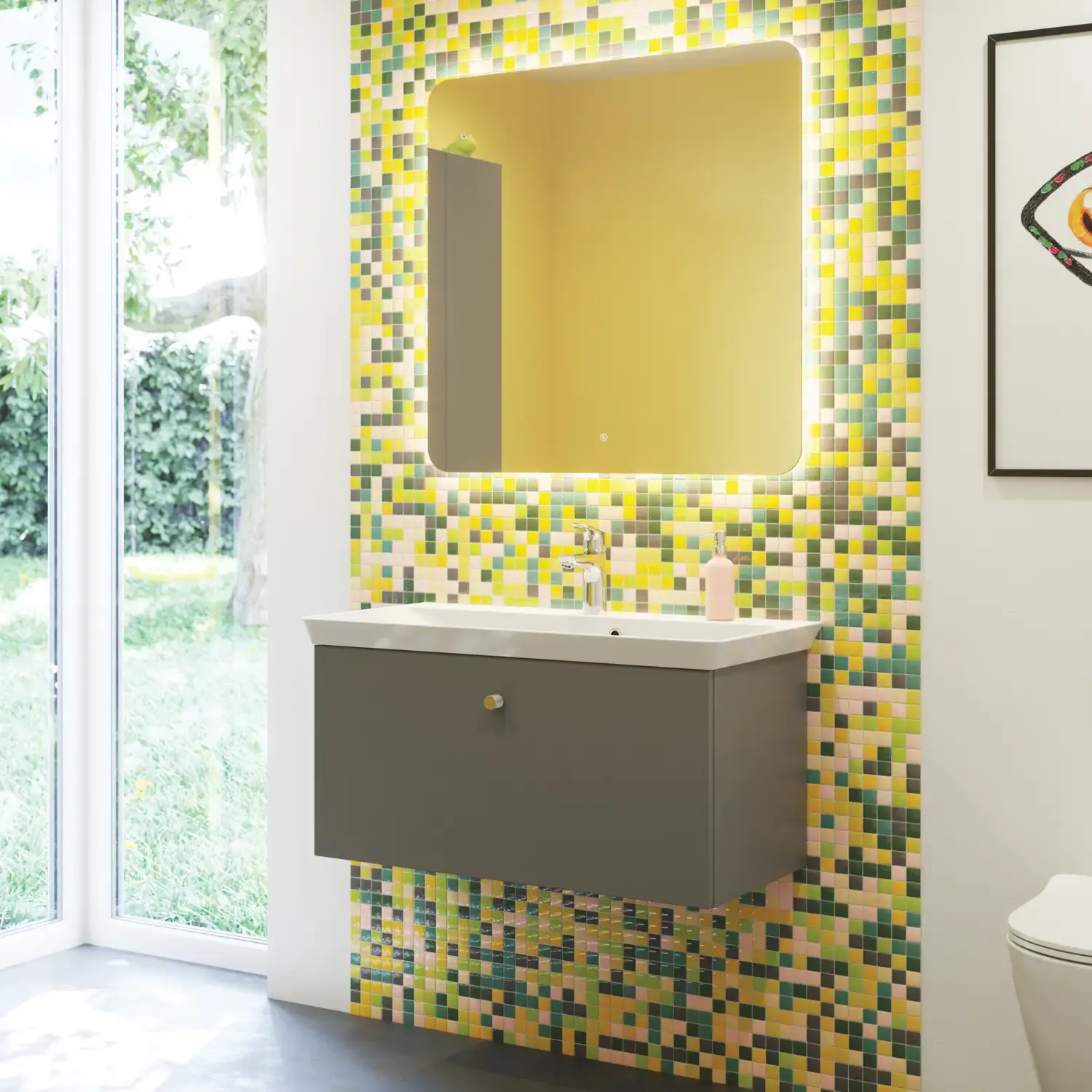 Badkamerinspiratie met badkamermeubels in mat grijs met elegante wastafel, mooie vierkante spiegel, grijze vloer en kleine tegels in verschillende tinten geel en groen, die met de gele muur een heldere en speelse uitdrukking geven.