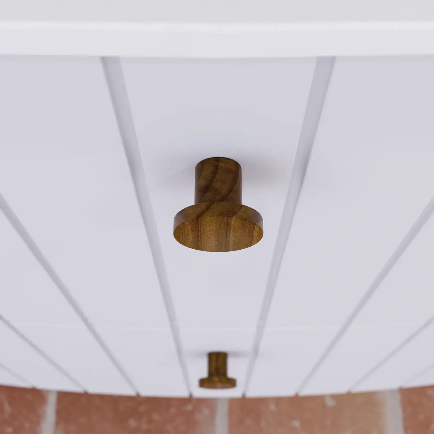 Grote badkamerinspiratie met witte meubels met ribbels, elegante aanrechtbladen en opzetwastafels, ovale spiegels met verlichting, zichtbare balken en patroontegels geven een vintage en stijlvol uiterlijk