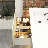 Moderne stoere badkamer in urban stijl. Mooie wastafelkasten en ronde spiegels met zwarte randen