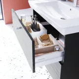 Badkamerinspiratie met een elegante wastafel en wastafelmeubel met praktische en stijlvolle lade-indeling in de vorm van mooie houten dozen, die optimale ruimtebenutting bieden.