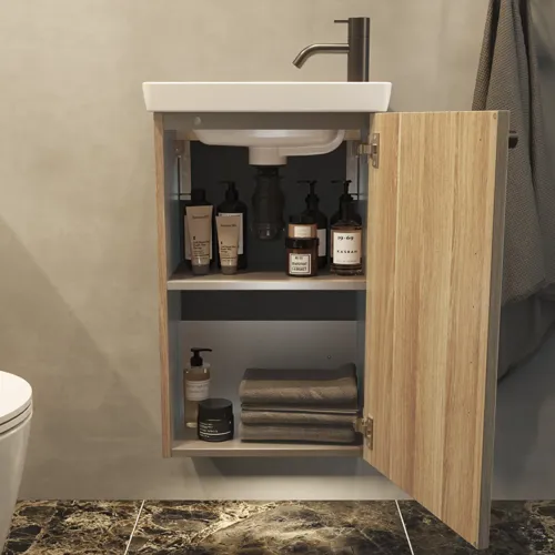 Stijlvolle en minimalistische badkamerinspiratie met micro wastafel en klein wastafelmeubel, vierkante spiegel met afgeronde hoeken en lamp, en elegant spiegelkast.