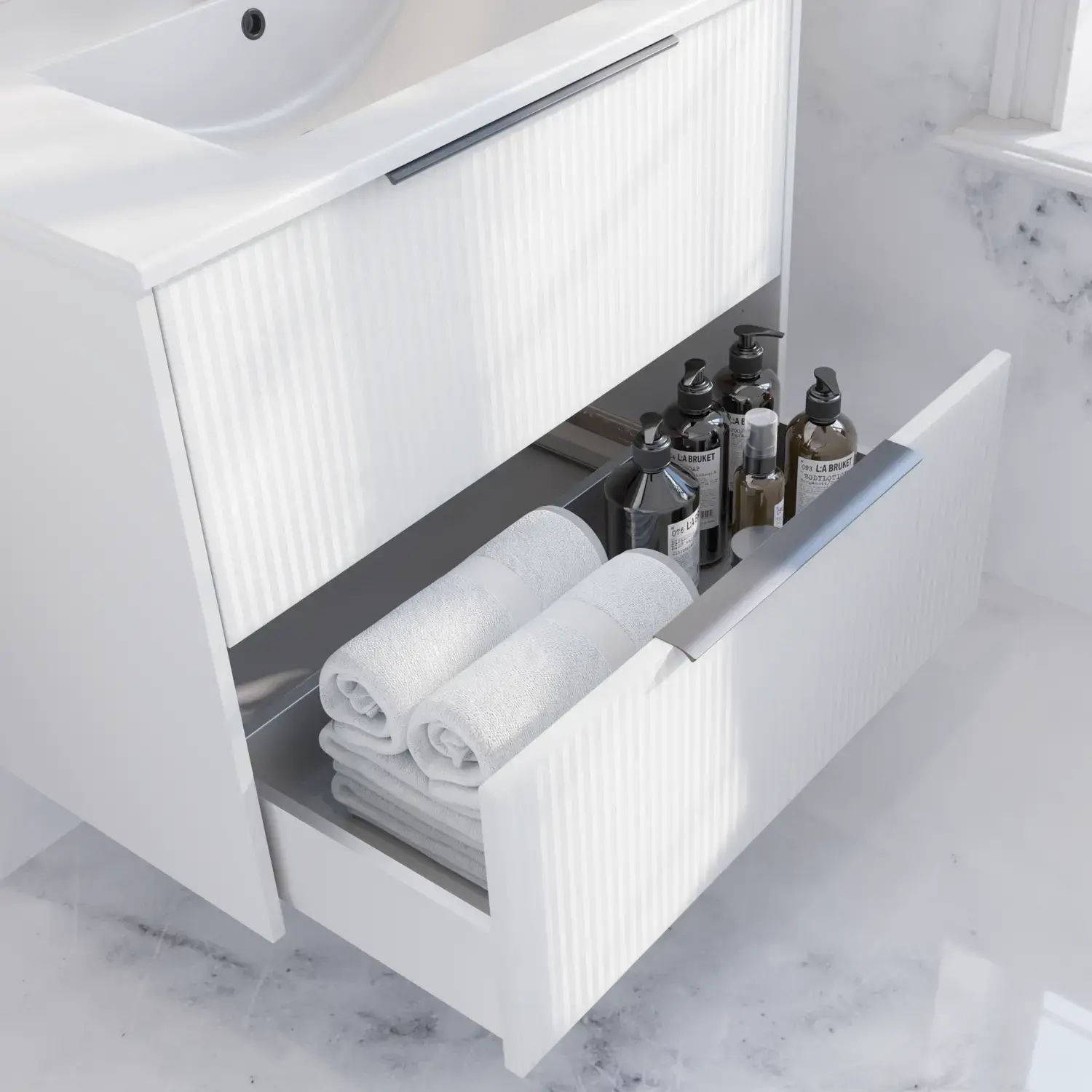 Badkamerinspiratie met wit badmeubel met elegante groeven en mooie wastafel, wit marmeren muren en vloer voor een heldere en moderne look.