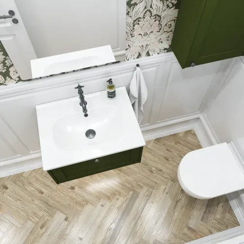 Kleine badkamerinspiratie in klassieke stijl met wastafelmeubel en bovenspiegelkast in olijfgroen, een mooie vierkante spiegel, visgraatvloer en behang geven een luxe en verfijnde uitstraling.