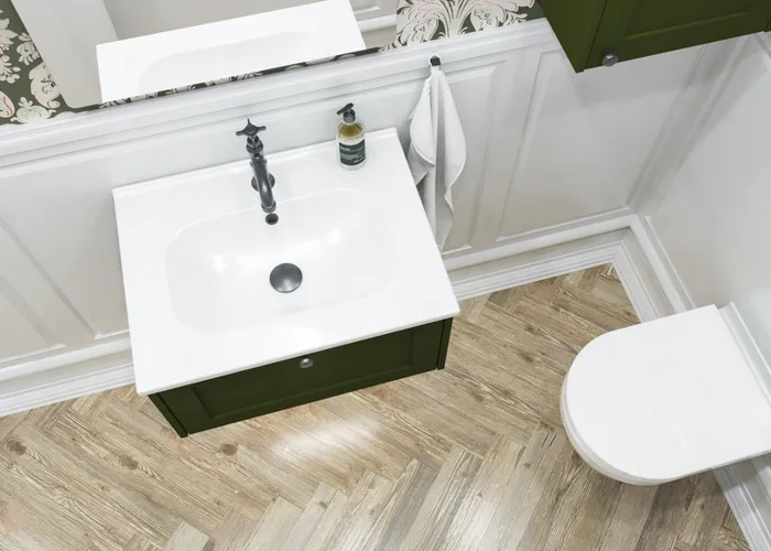 Kleine badkamerinspiratie in klassieke stijl met wastafelmeubel en bovenspiegelkast in olijfgroen, een mooie vierkante spiegel, visgraatvloer en behang geven een luxe en verfijnde uitstraling.