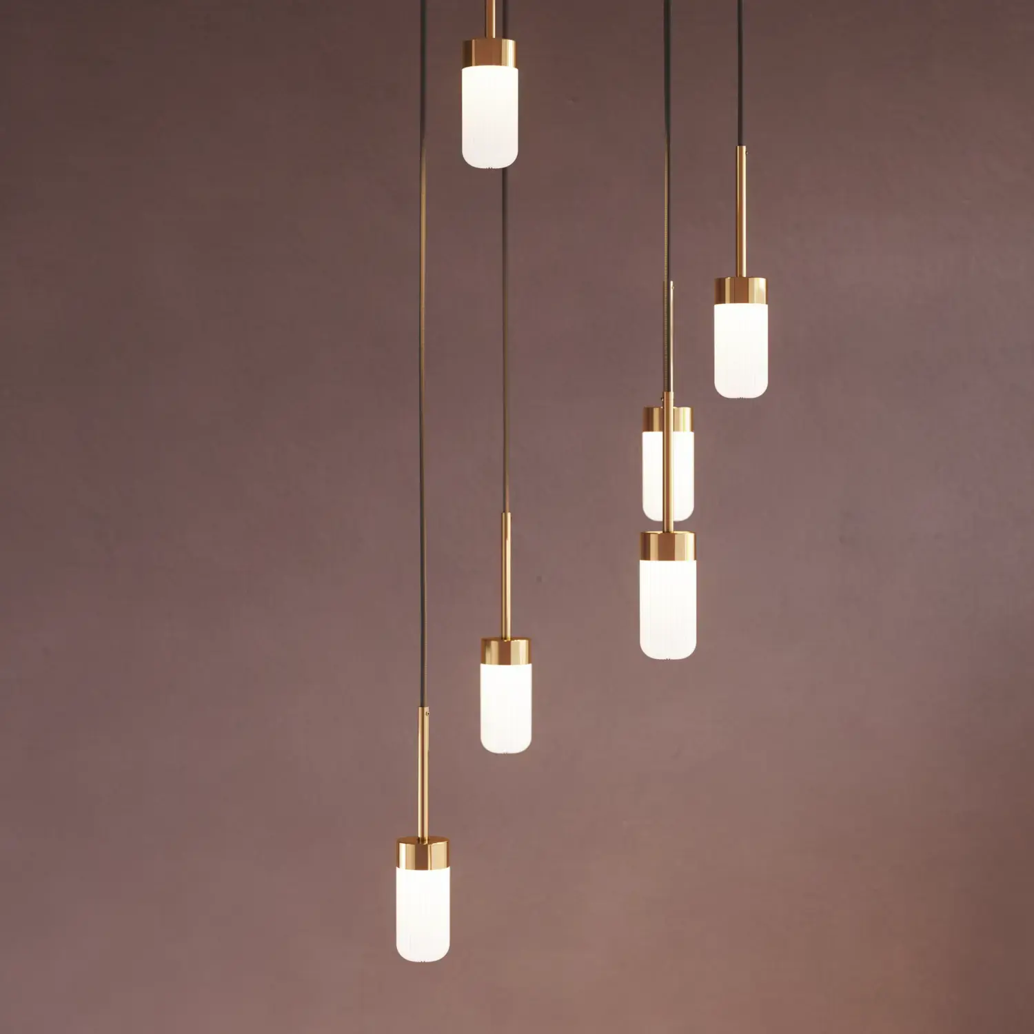 Badkamerinspiratie met romantische hanglampen in glanzend messing, die een elegante toets aan je badkamer geven.