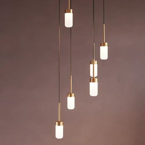 Badkamerinspiratie met romantische hanglampen in glanzend messing, die een elegante toets aan je badkamer geven.