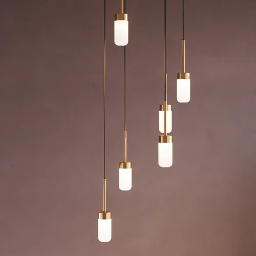 Badkamerinspiratie met romantische hanglampen in glanzend messing, die een elegante toets aan je badkamer geven.