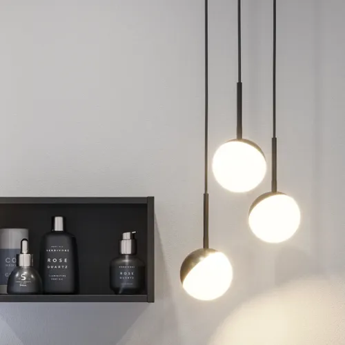 Badkamerinspiratie met stijlvolle badkameraccessoires, elegante ronde hanglampen en minimalistische zwarte open modules die de badkamer compleet maken.