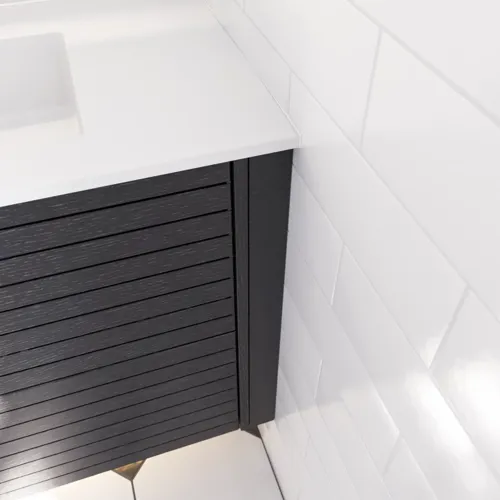 Grote badkamerinspiratie met badkamermeubels van zwart eikenhout met elegante groeven, stijlvolle dubbele wastafel, vierkante spiegels, witte tegels met geometrisch patroon geven een lichte, symmetrische en klassieke uitstraling.