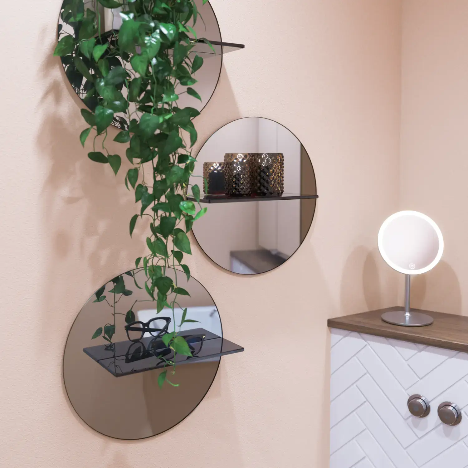 Kleine badkamerinspiratie met wastafelkastje in speciale kleur met geïntegreerde greep, spiegelkast met lampen, decoratieve spiegels met getinte glazenschap, witte visgraattegels geven een strakke en klassieke uitstraling.