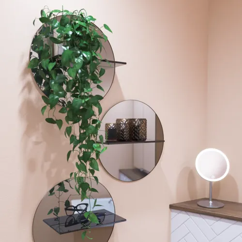 Kleine badkamerinspiratie met wastafelkastje in speciale kleur met geïntegreerde greep, spiegelkast met lampen, decoratieve spiegels met getinte glazenschap, witte visgraattegels geven een strakke en klassieke uitstraling.