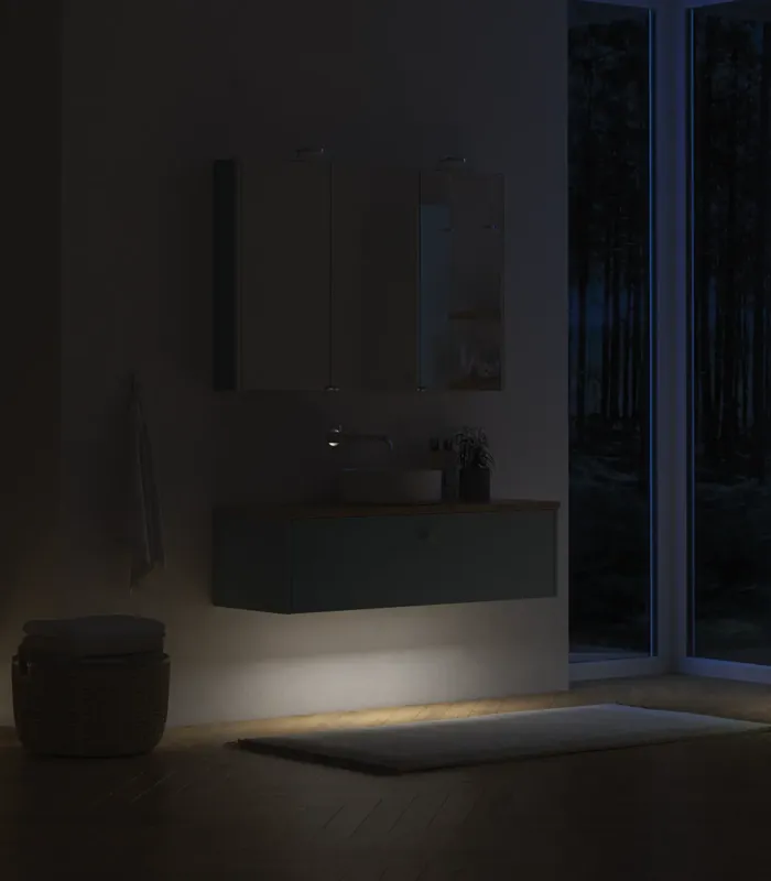 Grote badkamerinspiratie in Scandinavische stijl met badkamermeubels in lichtblauwe kleur en houten aanrechtblad met elegante opzetwastafel, visgraat houten vloer creëert een lichte en klassieke stijl