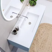 Grote moderne badkamer met badkamermeubel in lichte, blauwe kleuren in een Scandinavische stijl
