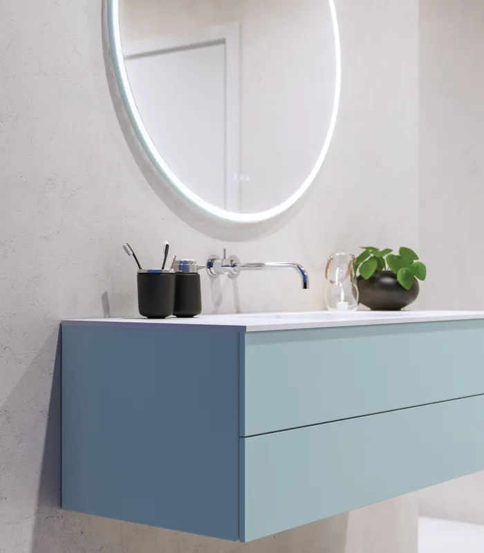 Grote moderne badkamer met badkamermeubel in lichte, blauwe kleuren in een Scandinavische stijl