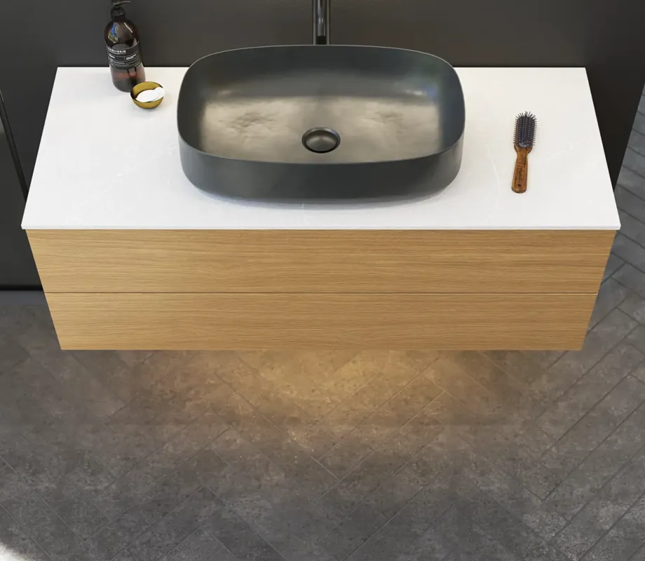 Minimalistische en stijlvolle badkamer inspiratie met wastafelmeubel, onderkasten en hoge kasten in gouden eik, grote ronde spiegel met lichtregeling, gekleurd toilet en vrijstaande wastafel
