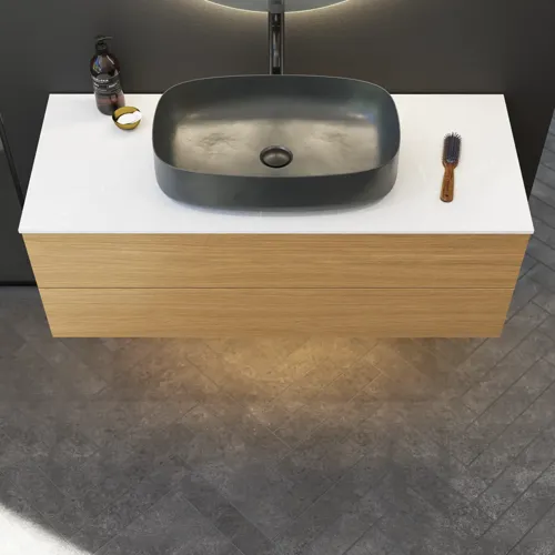 Minimalistische en stijlvolle badkamer inspiratie met wastafelmeubel, onderkasten en hoge kasten in gouden eik, grote ronde spiegel met lichtregeling, gekleurd toilet en vrijstaande wastafel
