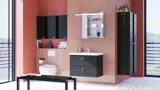 Grote badkamerinspiratie met badkamermeubels in Black Structure met elegante wastafels en mooie spiegelkasten met geïntegreerde verlichting, terrazzovloer en rode muren en tegels voor een moderne look.
