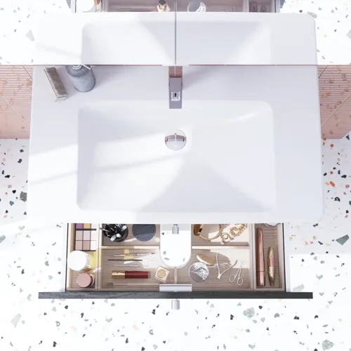 Badkamerinspiratie met een elegante wastafel en wastafelmeubel met praktische en stijlvolle lade-indeling in de vorm van mooie houten dozen, die optimale ruimtebenutting bieden.