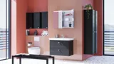 Grote badkamerinspiratie met badkamermeubels in Black Structure met elegante wastafels en mooie spiegelkasten met geïntegreerde verlichting, terrazzovloer en rode muren en tegels voor een moderne look